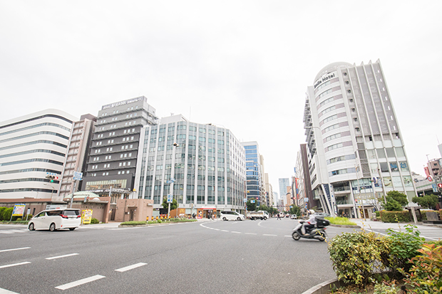 交差点「四ツ橋」目の前