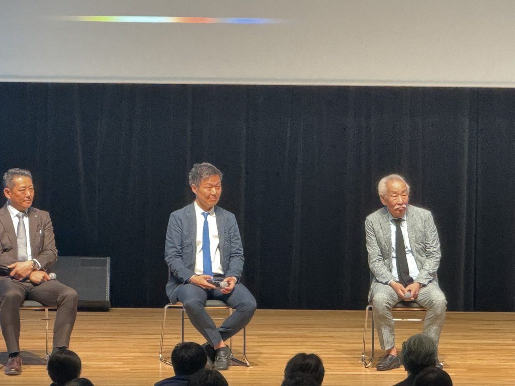 400名を超える歯科医師の先生方を前に、当院院長中山が講演を行いました