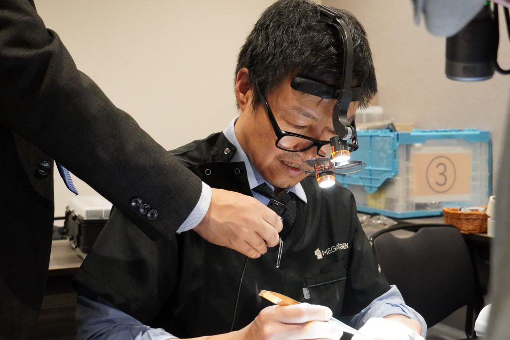 「患者さまの体にやさしいインプラント治療」の普及に向け、全国各地の歯科医師向けセミナーに登壇しています 「患者さまの体にやさしいインプラント治療」の普及に向け、全国各地の歯科医師向けセミナーに登壇しています