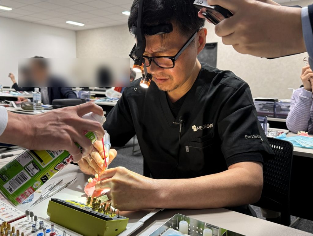 福岡開催のインプラントセミナーにて、院長中山が講師を務めました
